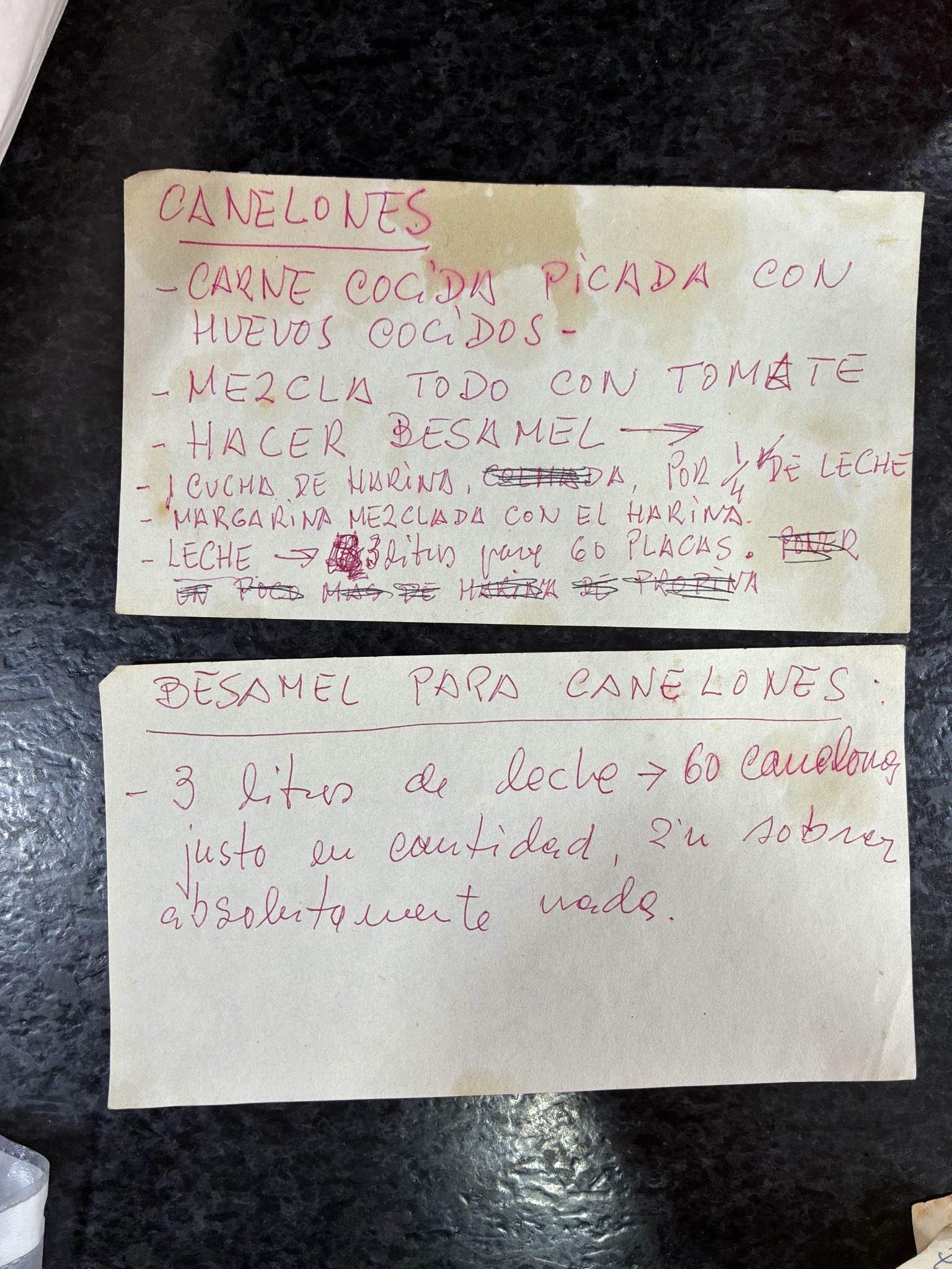 Dos notas manuscritas del padre de Emilio con la receta de los canelones y las indicaciones para la bechamel.